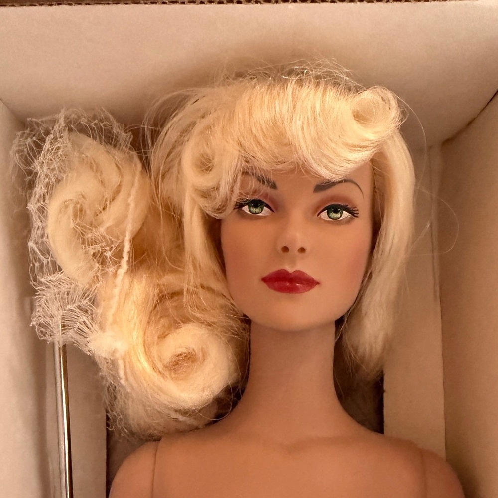 Tonner Brenda Starr Reporter Blonde Fashion Doll 16 Inch Nude with Stand Box